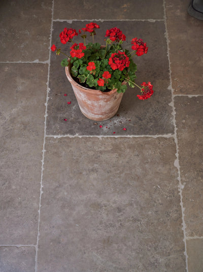 bibury stone bourton limestone aged 60cm x random bibury stone bourton limestone aged detail cameo terracotta pot of red geraniums