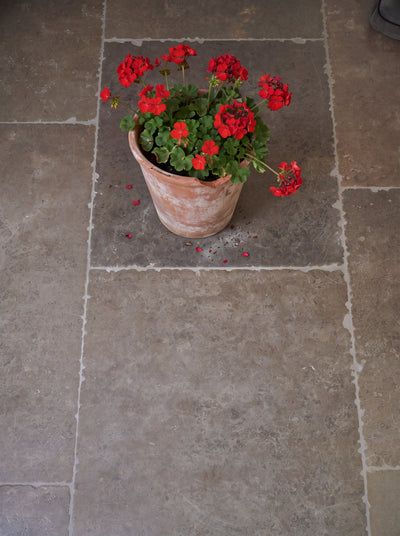 bibury stone bourton limestone aged 60cm x random bibury stone bourton limestone aged detail cameo terracotta pot of red geraniums
