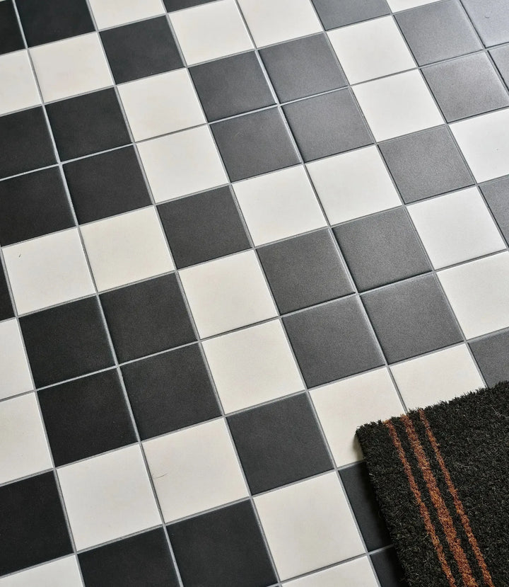 Guildhall Chess Decor A 28cm x 28cm