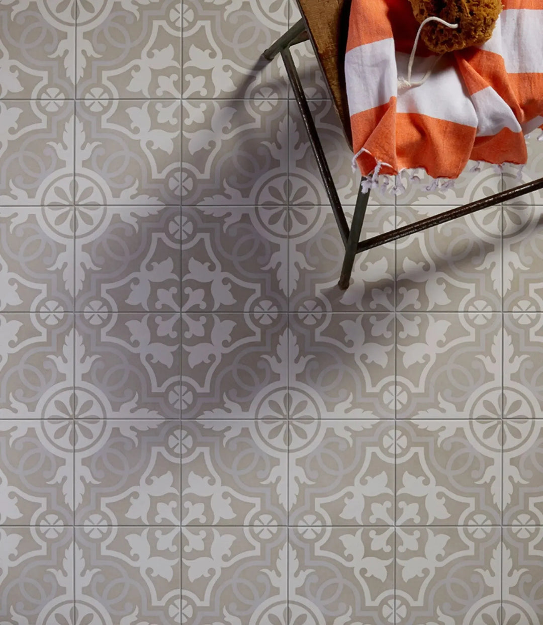 maison decor taupe 20cm x 20cm